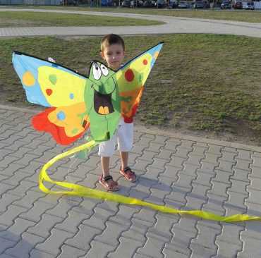 Krisi and Bobi giving a lift to the colorful Kite!
